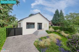 RUIME, GELIJKVLOERSE WONING (VOLLEDIG ONDERKELDERD), MET GARAGE EN TUIN NABIJ CENTRUM GENK<br /><br />*** Bekijkt U deze woning via een aanverwante website? Surf dan naar https://matisimmo.be/nl/aanbod/4475400/huis-te-koop-in-3600-genk en klik op volgende link voor het INTERACTIEF GRONDPLAN: https://grondplan.matisimmo.be/grondplan/?map=GenkWeienhout25 ***<br /><br />Op minder dan 10 minuten rijden van het gezellige centrum van Genk is deze ruime woning in Termien gelegen. Een geliefde locatie, want men geniet niet alleen van allerlei faciliteiten in de omgeving maar ook van een rustige doch centrale ligging met natuurgebied De Maten op wandelafstand. De op- en afritten van de autostrades zijn eveneens vlot bereikbaar.<br /><br />De woning geniet van een volledig gelijkvloerse indeling met inpandige garage. Het levensloopbestendig karakter maakt deze woning ideaal om er op latere leeftijd te wonen. Daarbuiten biedt de woning veel potentieel en mogelijkheden op gebied van indeling en inrichting, daar de woning volledig onderkelderd is.<br /><br />De indeling van het woongedeelte is als volgt; bij binnenkomst geeft de inkomhal toegang tot alle kamers, links bevindt zich de lichtrijke woonkamer met aansluitend de ruime keuken. Vanuit de keuken kan men via de trap naar de kelderverdieping.<br />Aan de andere kant van de inkomhal is een apart toilet gelegen, badkamer uitgerust met ligbad en wandmeubel met dubbele lavabo, 2 slaapkamers en een bureauruimte. Aan het einde van de hal is een buitendeur voorzien, die uitgeeft op het terras met zicht over de tuin.<br /><br />In de kelderverdieping zijn verschillende ruimtes voorzien, praktisch om te gebruiken als opbergruimte of om in te richten als hobbyruimte. Tevens komt hier de garage uit, die langs de achterkant van de woning toegankelijk is.<br /><br />Tot slot is het aangenaam vertoeven in de tuin, die volledig omheind is en voorzien van een terras aanpalend aan de woning.<br />In het verlengde van de oprit, achter de woning, is de garage bereikbaar.<br /><br />Enkele bijkomende pluspunten van de woning:
<ul>
<li>In 2001 werd het dak vernieuwd</li>
<li>In 2020 werden 12 zonnepanelen geïnstalleerd met een vermogen van 3.600Wp</li>
<li>De woning is voorzien van rolluiken</li>
</ul>
<br />Wilt u graag de mogelijkheden van deze woning zelf komen bezichtigen? Neem dan vrijblijvend contact op met ons kantoor via 089/44.00.00 of info@matisimmo.be<br /><br />De vermelde woonoppervlakte is steeds de bruikbare vloeroppervlakte overgenomen uit het EPC-verslag.<br /><br /><em>Dit pand kan onderhevig zijn aan de renovatieverplichting die door de Vlaamse overheid wordt opgelegd voor residentiële gebouwen. Consulteer voor meer informatie de website van Vlaanderen via https://www.vlaanderen.be/een-huis-of-appartement-kopen/renovatieverplichting-voor-residentiele-gebouwen</em><br /><br /><em>Bestuursmaatregelen in het maatregelenregister: nee</em><br /><br />Energetische renovatie naar label B<br />De 3 belangrijkste renovaties voor deze woning zijn:<br />1) Ramen vervangen<br />2) Kelderplafond isoleren<br />3) CV-ketel vervangen door een condenserendegaswandketel.<br />Elk van deze individuele acties zorgt direct voor een sprong van één energielabel<br />lager (beter). Het gelijktijdig of gefaseerd uitvoeren van alle 3 de ingrepen zorgt voor een daling van 3 labels lager en brengt de woning naar een B-label.<br />