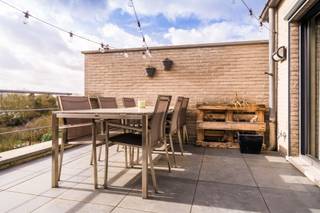 Uitzonderlijk ruim dakappartement met 5 slaapkamers, overvloedige lichtinval en 2 zuidgerichte terrassen.Op de derde verdieping van een kleinschalig...