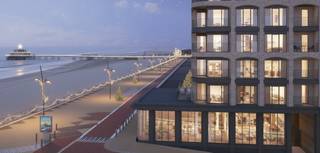 Welkom bij Residentie Sables d’Or, een exclusief nieuwbouwproject aan de Blankenbergse Zeedijk. Deze residentie biedt appartementen die perfect de balans vinden tussen moderne luxe en tijdloze architectuur. Elk appartement is ontworpen met oog voor comfort, stijl en duurzaamheid, en biedt een unieke woonervaring met hoogwaardige afwerkingen en een slimme indeling.<br /><br />Bij Residentie Sables d’Or geniet je van een aangename en energiezuinige warmteverdeling dankzij het gebruik van geothermische warmtepompen in combinatie met vloerverwarming. De residentie voldoet aan de recentste isolatienormen en is uitgerust met een ventilatiesysteem D, wat bijdraagt aan een optimaal binnenklimaat. De ramen zijn vervaardigd uit hoogwaardig, thermisch onderbroken ALU-profielen en voorzien van hoogrendementsglas. Het interieur wordt afgewerkt met een tegelvloer in alle ruimtes, met uitzondering van de slaapkamers, waar fineerparket of laminaat voorzien wordt. De open keuken en het sanitair worden uitgevoerd volgens de specificaties in het lastenboek. <br /><br />Daarnaast is er een ruime lift die toegang biedt tot alle verdiepingen, inclusief -1, waar de kelderruimtes zich bevinden. Deze kelderruimtes zijn afzonderlijk te koop, waardoor je extra opslagruimte kunt aanschaffen indien gewenst.<br /><br />Het pand is gelegen op niveau +8, kant Charlierhelling genietende van zijdelings zeezicht en zicht op Casinoplein en is opgebouwd uit inkomhal/nachthal, toilet, leefruimte met open keuken en aangrenzend balkon, berging, badkamer, 3 slaapkamers. Slaapkamer 3 is eveneens voorzien van een badkamer en grenst samen met slaapkamer 2 aan een balkon.<br />Bruto oppervlakte plan +/- 127,5m², +/- 4,2m² balkon leefruimte en +/- 4,7m² balkon slaapkamers<br /><br />Prijzen exclusief kosten, BTW en registratierechten<br /><br />Interesse?: Contacteer ons vrijblijvend: verkoop@agenceverburgh.be | 050/41 38 85