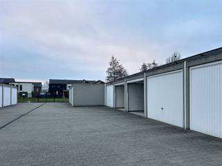 Ruime parkeerplaats te huur ! Vermijd parkeerstress in de buurt! Deze ruime parkeerplaats bevindt zich achteraan een residentieel- en garagecomplex...