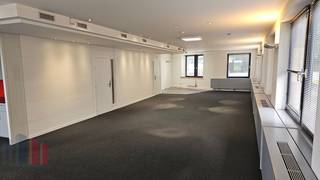 Kantoor met een totale oppervlakte van 513 m² gecombineerd met een opslagruimte van 80 m² te huur op een strategische toplocatie in Zaventem, vlakbij de R0 en E40.<br />Dankzij de uitstekende ligging nabij de Leuvensesteenweg (N2) en het Woluwedal (R22), op amper 2,4 km van de op- en afrit 4 Diegem-Woluwelaan, geniet deze site van een vlotte verbinding naar het knooppunt E40/R0 en de ruime Brusselse regio. Ook met het openbaar vervoer is het pand vlot bereikbaar dankzij een goede busverbinding van en naar het station van Diegem, gelegen op slechts 3 km afstand.<br /><br />De kantoorruimte is verdeeld over 253 m² op het gelijkvloers en 260 m² op de eerste verdieping. De ruimtes bestaan uit vergaderzalen en afzonderlijke kantoren, waardoor een aangename en professionele werkomgeving ontstaat.  Daarnaast zijn de ruimtes uitgerust met dubbele beglazing, energiezuinige ledverlichting, een kwalitatieve vloerafwerking en moderne technieken, waardoor het pand volledig instapklaar is voor diverse professionele activiteiten.<br /><br />Bovendien zijn de kantoren opsplitsbaar in twee afzonderlijke ruimtes van 253 m² en 260 m² wat extra flexibiliteit biedt voor verschillende bedrijfsactiviteiten of meerdere gebruikers.<br /><br />Daarnaast beschikt het gebouw over een praktische opslagruimte van 80 m² met een sectionale poort, ideaal voor stockage of archiefruimte. De site biedt bovendien ruime parkeermogelijkheden voor medewerkers en bezoekers.<br /><br />Contacteer<strong> PANORAMA B2B</strong> voor bijkomende informatie, gedetailleerde plannen of een vrijblijvend plaatsbezoek:<strong> 0477 09 00 09</strong>.