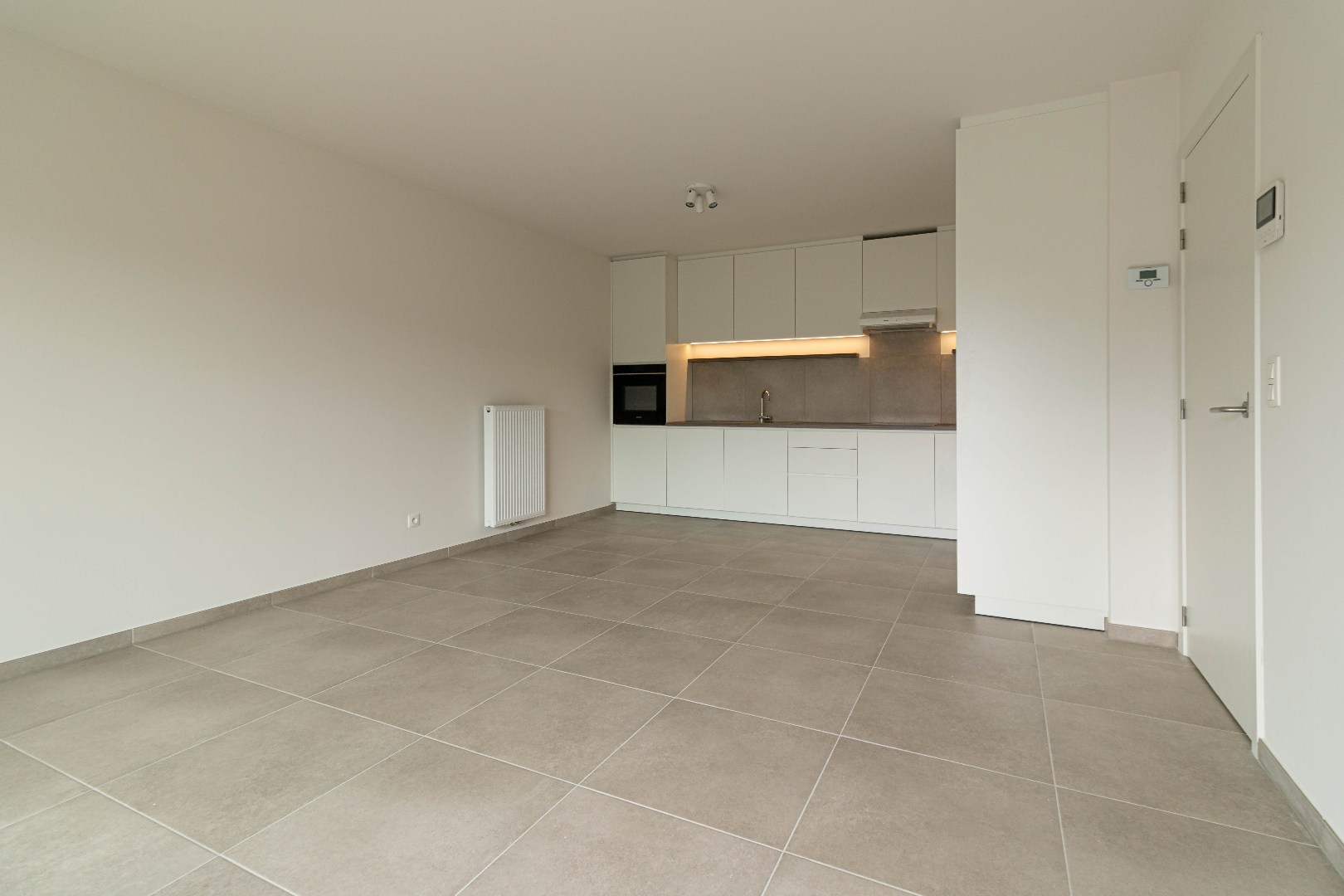 ! NIEUWE VOORWAARDEN! Zeer mooi afgewerkt en instapklaar nieuwbouwappartement gelegen in groene zone met mogelijkheid tot bijhuren van ondergrondse autostaanpla - foto 4