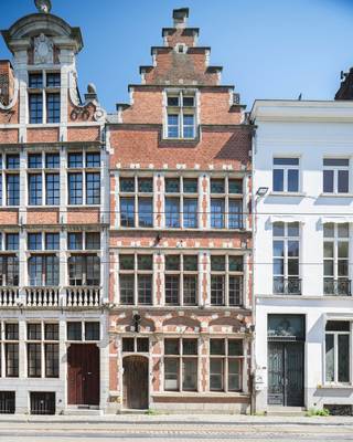 Op deze toplocatie, in het hartje van Gent, vinden we dit prachtig, historisch gebouw, ze werd volledig gerestaureerd/gerenoveerd en voorziet op het gelijkvloers een casco handelspand. De afwerking/inrichting dient door de huurder te worden voorzien (vloer, toilet, CV aanwezig). De perfecte locatie voor een hippe koffiebar, wijnbar, advocatenkantoor, vastgoedkantoor, ... Aparte berging en toilet. Onmiddellijk beschikbaar. Aarzel niet ons te contacteren voor meer informatie of voor een bezichtiging.