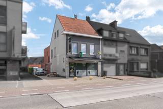 Deze zeer interessante opbrengsteigendom is gelegen aan de rand van Sint-Niklaas in de nabijheid van de N70 en bestaat uit een frituur op het gelijkvloers (lopende handelshuurovereenkomst) met aansluitend een ingerichte studio en een ruim duplexappartement met garage en tuin. Het handelsgelijkvloers is momenteel verhuurd en bestaat uit een ingericht frituur, een apart toilet, een keukenruimte en een bureau. Via een aparte inkom bereik je een volledig ingerichte studio met aparte slaapkamer, badkamer en living. Het duplex appartement is ook verhuurd en beschikt over een aparte inkomhal, een ruime living met veel lichtinval, een keuken, een apart toilet, een vernieuwde badkamer met inloopdouche, 3 ruime slaapkamers en een zolderruimte. Verder beschikt deze eigendom over een oprit voor verschillende wagens, een aparte garagebox met een automatische sectionaalpoort en een tuin. Centrale verwarming op aardgas. Ramen voorzien van dubbele beglazing. Ideaal als investering met een mooi rendement!