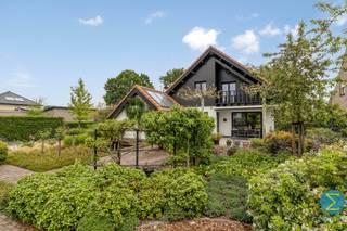 Ruime gezinswoning met grote garage en prachtige tuin — groen én centraal gelegenDeze instapklare woning combineert rust en groen met een centrale...