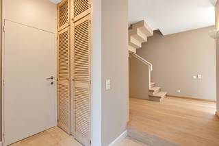 Uitzonderlijk goed onderhouden villa gelegen op wandelafstand van het centrum. <br /><br />gelijkvloers: inkomhal met apart gastentoilet , vestiaire en een toegangsdeur tot de inpandige garage, een living (voorzien van schuiframen naar het terras) met een gezellige "verzonken" zithoek voorzien van een houthaard. Verder een open keuken van alle (deels vernieuwde) toestellen. Naast de keuken bevindt zich nog een bureelruimte (of extra bergruimte).<br /><br />verdiep: master bedroom met aangenaam terras (ideaal voor een ochtend koffie) voorzien van maatwerkkasten en ensuite badkamer (Ligbad, toilet, douche en dubbele wastafel), via de overloop met veel lichtinval dankzij een lichtstraat toegang tot 2 slaapkamers (14m² - 11 m²) voorzien van een centrale douchekamer met wastafel. Verder nog een extra slaapkamer dewelke tevens toegang heeft tot het terras. <br /><br />Via de laddertrap bereiken we de 2 zolderkamers, optimaal voor extra bergruimte.<br /><br />De woning is voorzien van een ruime garage (30m² met 4,5m breedte) met wasruimte en een aparte cv ruimte. <br /><br />bijzonderheden: EPC B - conforme keuring elektriciteit - de woning is voorzien van mooi parketvloer (o.a. keuken voorzien van travertin vloer), vloerverwarming op het gelijkvloers, een carport, beel lichtinval en last but not least, een aangenaam buiten zwembad; een mooie tuin met volwassen hagen en aangelegd terras (voorzien van zonneluifels) voor een heerlijk zomers vakantie gevoel in 2027.