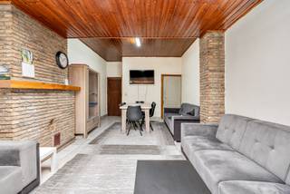 Wie op wandel-/fietsafstand van Gent-centrum, een gezellige rijwoning zoekt, zal hier zijn gading vinden.In een rustige straat vinden we deze...