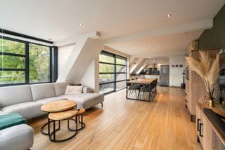Deze stijlvolle penthouse bevindt zich op de derde en vierde verdieping en is toegankelijk via lift en trap.Op de eerste verdieping vind je een...