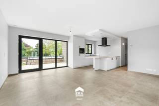 [[ DIT PAND NEEMT DEEL AAN DE ERA OPEN HUIZEN DAG OP 13/6 VAN 13:00 TOT 14:00 ]]
<p>Dit energiezuinige nieuwbouwappartement in het gezellige Kessenich (Kinrooi) combineert rust, comfort en een uitstekende ligging. Gelegen tussen Maaseik en Bree en vlak bij de Nederlandse grens, geniet u hier van een groene en landelijke omgeving, ideaal voor wandelaars, fietsers en natuurliefhebbers.</p>

<p>Het appartement werd gebouwd in 2026 en bevindt zich op de eerste verdieping. Met een woonoppervlakte van 85 m² beschikt het over 2 slaapkamers, een ruime badkamer, een apart toilet en een praktische berging. Daarnaast is er een terras van 15 m² waar u heerlijk kan ontspannen. De woning is afgewerkt met mooie materialen en voorzien van handige inbouwkasten in de gang. Bovendien is er een lage zolder aanwezig die nog verder ingericht kan worden naar eigen wens als opbergruimte.</p>

<p><strong>Enkele troeven:</strong></p>

<p>• Energiezuinige nieuwbouw met EPC-label A+<br />• Verwarming/verkoeling via warmtepomp gekoppeld aan vloerverwarming<br />• Zonnepanelen (4050Wp) met batterij (5kWh) voorzien voor extra energiezuinig comfort<br />• Ruim terras van 15 m² en praktische zolderruimte<br />• Rustige, groene ligging met vlotte verbinding naar Maaseik, Bree en Nederland</p>

<p><strong>Interesse in dit stijlvolle nieuwbouwappartement? Plan snel uw bezoek en ontdek zelf het comfort, de afwerking en de topligging van deze mooie woonst.</strong></p>