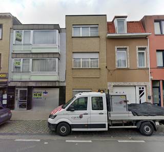 Ontdek deze instapklare woning met karakter, gelegen in Gent, op wandelafstand van winkels, openbaar vervoer en het bruisende stadscentrum. De woning bestaat uit twee volwaardige verdiepingen en biedt alles wat je nodig hebt voor comfortabel wonen. Op het gelijkvloers vind je een lichte leefruimte, een volledig uitgeruste keuken en toegang tot een gezellige koer — ideaal om te ontspannen of gezellig te tafelen in de buitenlucht.<br />Op de eerste verdieping bevinden zich een ruime slaapkamer en een grote badkamer met ligbad en douche. De tweede verdieping biedt nog 2 extra slaapkamers.<br />De woning is goed onderhouden en onmiddellijk bewoonbaar. Dankzij de centrale ligging woon je dichtbij winkels, scholen, het openbaar vervoer en heb je een vlotte verbinding naar het centrum van Gent.