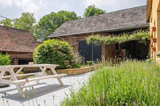 Landelijke hoeve met AUTHENTIEKE CHARME en UITZONDERLIJK POTENTIEEL op een ZUID GEORIËNTEERD PERCEEL van 4.255 m² in het IDYLLISCHE Nukerke, hartje VLAAMSE ARDENNEN. Deze KARAKTERVOLLE, GERENOVEERDE EIGENDOM ademt LANDELIJKE RUST en biedt een unieke combinatie van BEWONING en RECREATIEF GEBRUIK, omgeven door GROEN en op een steenworp van het GELIEFDE MUZIEKBOS. De HOEVESTIJL blijft bewaard in de RUIME PRIVÉWOONST en APARTE STUDIO, aangevuld met ORIGINELE SCHUREN en een PROFESSIONEEL INGERICHT VERBLIJFSGEDEELTE met SLAAPZALEN, EETRUIMTES en ONTSPANNINGSZONES – ideaal voor wie GASTEN wil ontvangen in een WARME, AUTHENTIEKE SETTING. Met een BRUIKBARE OPPERVLAKTE van 650 m² en ligging in RECREATIEZONE (VERBLIJFSRECREATIE), is dit de perfecte uitvalsbasis voor wie LANDELIJK wil WONEN én ONDERNEMEN. De RUST, RUIMTE en NATUUR rondom creëren een UITZONDERLIJK GEVOEL van THUISKOMEN én inspireren tot TOERISTISCHE of ZORGGERICHTE INVULLING. Een UNIEKE KANS voor wie houdt van LANDELIJKE CHARME op een TOPLOCATIE in MAARKEDAL.<br /><br />Adres: Kafhoek 7 te Nukerke (Maarkedal)<br /><br />EPC niet van toepassing. Gvr, Vg, Gvkr, Gvv.