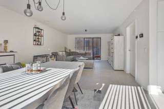 Deze recente woning (bouwjaar 2022) combineert hedendaags comfort met een gunstige ligging. Met een EPC-label A geniet u van energiezuinig...