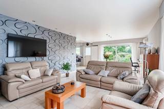 Deze zeer goed onderhouden gezinswoning is gelegen aan de rand van het centrum van Alken. Via de expresweg (Hasselt - St.-Truiden) is de woning heel vlot bereikbaar. Gezien de ligging (op een steenworp van het centrum) zijn alle dagelijkse voorzieningen gelegen in de onmiddellijke omgeving. <br />De woning werd door de huidige eigenaar gebouwd en door de jaren heen zeer goed onderhouden. De kelderverdieping is droog, perfect bruikbaar en bestaande uit: een inpandige garage met automatische poort, een bijkeuken, wasplaats, berging, speelkamer,... De eerste verdieping is voorzien van een grote open leefruimte met toegang tot het terras (met zonneluifel). De grote raampartijen zorgen voor veel natuurlijk licht en zicht op de mooi aangelegde tuin. De open keuken is volledig geïnstalleerd en voorzien van alle comfort. Verder zijn er 2 slaapkamers, een hobbykamer, een toilet en een badkamer. De zolderverdieping werd omgebouwd tot 2 slaapkamers. <br />De zuid georiënteerde tuin is mooi aangelegd, volledig omheind en voorzien van een carport en tuinhuis. <br /><br />TROEVEN:<br />+ nieuw dak in 2023<br />+ zonnepanelen met groenestroomcertificaten (nog tot 2030)<br />+ pelletkachel in leefruimte<br />+ airco<br />+ volledig onderkelderd<br />+ Asbestveilig<br />+ mooi aangelegde, zuid georiënteerde tuin<br />+ terras met zonneluifel<br /><br />Interesse? 011/873307 of info@puur-groep.be