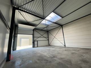 Nieuwbouw KMO-unit met een oppervlakte van +/- 192 m² en 1 privatieve parkeerplaats te huur.De unit maakt deel uit van het gloednieuwe KMO-project...