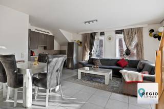 <strong>Lichtrijk duplexappartement met garage én terras op fietsafstand van centrum Gent.</strong><br /><br />Dit recente, instapklare appartement (<strong>bouwjaar 2010</strong>) in de Notelaarstraat (doodlopend stuk) bevindt zich op de 2e verdieping. In het hartje van de Brugse Poort en tegelijk super rustig gelegen.<br />Het appartement (<strong>bewoonbare oppervlakte 89 m²</strong>) met 2 slaapkamers en 2 badkamers is praktisch ingericht en voelt heel ruim. De leefruimte met grote ramen sluit aan op een volledig uitgeruste open keuken, met een zuidgericht terras als troef.<br />Op deze verdieping: woonkamer, uitgeruste keuken, zonnig balkon, gastentoilet, berging, badkamer 1 met douche en slaapkamer 1.<br /><br />Via de trap bereik je de bovenverdieping met: slaapkamer 2 (met parketvloer) en aansluitende badkamer 2 met ligbad en toilet.<br /><br />Bij dit appartement hoort een privégarage. Nooit meer zoeken naar parking dus, of handig als extra bergruimte. Het gebouw heeft een gemeenschappelijke fietsenstalling. Aangezien dit een recent pand is, geniet je van lage syndic-kosten.<br /><br />Instapklaar, EPC B, gekeurde elektriciteit, recent vernieuwde boiler (najaar 2025), asbestvrij en zonder renovatieverplichting.<br /><br />Een ideaal (starters)appartement voor wie dicht van de stad wil wonen (mobiscore 9,2), en tegelijk wil genieten van een rustige en gezellige woonbuurt met fijne buren in de bruisende Brugse Poort (heel wat toffe café’s, restaurants, winkels en parken op wandelafstand). Of ideaal als investering.<br /><strong>Kostprijs: €285.000 + €25.000 (garage – verplicht aan te kopen) = €310.000 </strong><br /><br /><u><strong>Bezoekmomenten na bevestigde afspraak. Dit is u kans!</strong></u><br /><br /><br /><strong>Ligging en bereikbaarheid:</strong><br />De straat ligt op een <strong>gunstige locatie in Gent</strong>, met een vlotte verbinding naar het stadscentrum en belangrijke invalswegen. Gent staat bekend om zijn sterke mobiliteitsnetwerk met <strong>tram-, bus- en fietsinfrastructuur</strong>, waardoor je je gemakkelijk door de stad kunt verplaatsen. <strong>Mobiscore 9,2!</strong><br /><br /><strong>Voorzieningen in de buurt:</strong><br />In de directe omgeving vind je tal van <strong>winkels, supermarkten, scholen en andere dagelijkse voorzieningen</strong>, vaak op wandel- of fietsafstand. Gent heeft in veel woonbuurten een hoog aanbod aan lokale handelszaken en diensten, wat het dagelijkse leven erg praktisch maakt.<br /><br /><strong>Groene en aangename omgeving:</strong><br />Gent combineert stedelijk wonen met groene zones. In verschillende buurten zijn <strong>parken, pleinen en recreatieplekken</strong> aanwezig waar bewoners kunnen wandelen, sporten of ontspannen. Dat zorgt voor een aangename leefomgeving ondanks de stedelijke ligging.<br /><br /><strong>Levendige stad:</strong><br />Als bewoner zit je bovendien dicht bij het centrum van Gent, dat bekend staat om zijn <strong>cultuur, horeca, winkels en historische gebouwen</strong>. Op minder dan 10 minuten sta je op de Korenmarkt in het historische centrum!<br /><br /><strong>Kort samengevat: </strong><br />De omgeving van Notenlarenstraat combineert <strong>rustig wonen met een uitstekende bereikbaarheid en talrijke voorzieningen</strong>, terwijl het bruisende centrum van Gent binnen handbereik ligt.<br /><br />Neem hier contact voor alle verdere info/ bezoek en maak deze uw nieuwe thuis.<br /><br /><strong>Neem vandaag nog contact op en we plannen graag een bezichtiging in.</strong><br /><strong>Arnaud@regiovastgoed.be<br />0486 65 88 85</strong><br /><br />