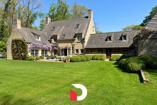 Maak kennis met dit prachtig landhuis, ontworpen door de gerenommeerde architect Peter Bovijn, gelegen aan Merkemveld te Zedelgem. Aan het einde...