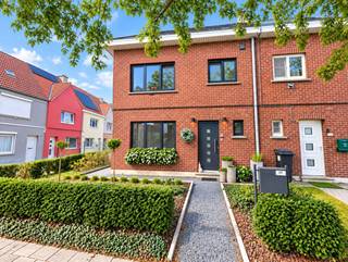 Ontdek deze volledig gerenoveerde, halfopen bebouwing met tuin, rustig en residentieel gelegen in een kindvriendelijke woonwijk te Ninove. Deze vernieuwde woning beschikt over een mooie inkomhal met vestiaire en apart gastentoilet, een grote, lichtrijke leefruimte met een open, moderne keuken. Deze keuken is volledig ingericht met toestellen en beschikt over een kookeiland. De leefruimte heeft zicht op de tuin en geeft ook toegang naar de tuin en het aangelegd terras. Naast de keuken bevindt zich een praktische berging/wasplaats. Verder heeft de woning op de 1ste en 2de verdieping 3 ruime slaapkamers, een dressing en een ingerichte badkamer met douche en toilet. De kelder biedt extra bergruimte. Ook buiten is het aangenaam vertoeven in de gezellige, volledig aangelegde tuin met zonneterras en een tuinhuis met overkapping. Door de recente vernieuwingen (2021) is de woning volledig instapklaar: centrale verwarming op aardgas, hoogrendementsbeglazing, EPC-label B en een volledig conforme elektrische installatie biedt deze woning alle comfort voor wie zorgeloos wil verhuizen. Op wandel-en fietsafstand van het stadscentrum van Ninove, openbaar vervoer, winkels, scholen en dienstencentra. Zeer goede verbindingen richting Brussel-Gent-Aalst. Interesse? Vraag nu meer informatie of plan uw bezoek via 054/69.68.67.
