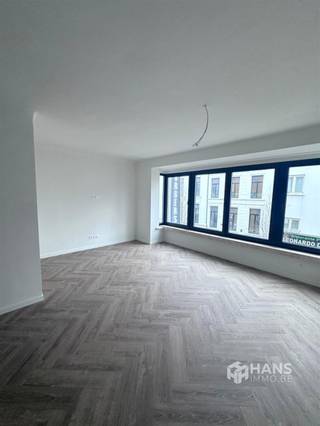<p><span>Gerenoveerd appartement ( 115m² ) met 2 slaapkamers, bureau en terras vlakbij het Centraal station van Antwerpen.</span></p><p><span> </span></p><p><span>We betreden de woonst en komen in een ruime leefruimte met open keuken van 40m². De keuken is voorzien van een gasfornuis van 4 pits, oven, vaatwasmachine, enkele wasbak en een kookeiland. Aanpalend is er een terras voorzien van 2m². De badkamer is voorzien van een inloopdouche, toilet en een badkamermeubel als ook de aansluiting voor wasmachine/droogkast zijn aanwezig. Achteraan het appartement zijn er 2 slaapkamers, een grote slaapkamer van 15m² en 14,5m². Verder is er een bureauruimte van 8m² voorzien. Er zijn nieuwe PVC ramen geplaatst in driedubbele begglazing in hoogrendementsglas, de centrale verwarming en het warm water voor keuken en badkamer worden verzorgd door een condensatie gasketel. Tot slot is het appartement volledig geschilderd in het wit.</span></p><p><span>Voor meer info surf naar <span>www.hansimmo.be</span></span></p><p><span> </span></p>