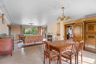 <p>Bent u op zoek naar rust, privacy en een authentieke sfeer? Deze charmante, alleenstaande villa aan de rand van Wetteren biedt de perfecte balans tussen een landelijke ligging en een uitstekende bereikbaarheid nabij belangrijke invalswegen. De woning ligt discreet verscholen van de straatzijde en wordt volledig omgeven door een prachtige, groene tuin waar u in alle sereniteit van de buitenlucht kunt genieten. Bij het betreden van de woning via de ruime inkomhal met gastentoilet ervaart u direct het unieke karakter en de authentieke elementen. De gelijkvloerse verdieping beschikt over een gezellige woonkamer, een functionele keuken en een eerste slaapkamer met aansluitend een grote badkamer, wat de woning ook uitermate geschikt maakt voor wie op zoek is naar een levensloopbestendige indeling. Op de eerste verdieping bevinden zich de overloop, een apart toilet, een praktische bergruimte en nog twee volwaardige slaapkamers. Een absolute troef is de volledige onderkeldering van het pand, die naast een inpandige garage ook een enorme hoeveelheid aan opslagruimte biedt. Technisch gezien scoort de woning een gunstig EPC-label D, wat betekent dat er geen renovatieverplichting rust op het pand. Hoewel de elektriciteit nog gemoderniseerd moet worden en er minimale asbesttoepassingen aanwezig zijn, is de mazouttank reeds conform gekeurd. </p><p>Kortom, een solide en karaktervolle woning op een toplocatie die u de kans biedt om uw droomwoning te realiseren in een oase van groen!</p><p>Alle attesten zijn te downloaden via de Altro Vastgoed website!</p><p>Interesse in deze woning? Neem contact op met Hanne!<br />📞 0456 12 69 08<br />📧 hanne@altro-vastgoed.be<br />📍 Molenstraat 9, Wetteren</p>