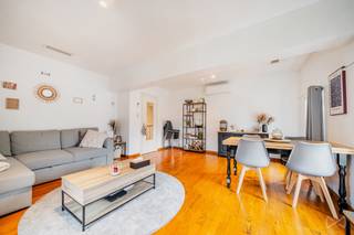 🏠 Gebouw van rapport inclusief twee appartementen – ideaal voor investeerder<br /><br />Gelegen in een rustige omgeving en dicht bij voorzieningen, bestaat dit gebouw uit twee volledig onafhankelijke woningen, elk met een eigen ingang (geen gemeenschappelijke ruimte).<br /><br />Samenstelling:<br />👉 Begane grond: appartement van ongeveer 55m2 inclusief een lichte woonkamer, een aparte keuken, een wasruimte, een doucheruimte, een toiletpersoon, een slaapkamer van 14m2 en een kelder.<br />👉 Eerste verdieping: appartement met twee slaapkamers van ongeveer 63m 2, met een aangename binnenplaats van 50m 2, die ook kan worden gebruikt als beveiligde parkeerplaats.<br /><br />Technische kenmerken:<br /><br />Verwarming via warmtepompen;<br />Frame van dubbele beglazing van hout en PVC;<br />Individuele meters;<br />Elektriciteit conform<br />Individuele vermeldingen voor elke eenheid<br /><br />De twee appartementen worden momenteel verhuurd:<br /><br />-Grondvloer: 610€ / maand <br />- 1e verdieping: 715 € / maand<br /><br />Goede winstgevendheid: 5,2%<br /><br />💡 Ideaal voor investeringen: goede huuropbrengst, gebouw onderhouden en zonder gemeenschappelijke kosten.