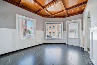 <p><strong>We Invest stelt u deze te renoveren handelwoning voor, ideaal gelegen op een steenworp van het station van Braine-l’Alleud.</strong><span></span></p>
<p>Met een totale oppervlakte van <strong>316 m², waarvan ongeveer 225 m² bewoonbaar</strong>, biedt deze woning ruime volumes en interessante mogelijkheden voor renovatie en inrichting, mede dankzij de inrichtbare zolder en de verschillende bijruimtes.</p>
<p>Op het gelijkvloers bevindt zich een inkomhal die toegang geeft tot de leefruimte en de keuken. Deze verdieping beschikt eveneens over een garage, twee bijgebouwen/opslagruimtes en een buitenkoer.</p>
<p>De eerste verdieping omvat drie slaapkamers van <strong>15 m², 12 m² en 8 m²</strong>, evenals een badkamer.</p>
<p>De bovenste verdieping bestaat uit een <strong>inrichtbare zolder van 44 m²</strong>, die reeds voorzien is van wateraansluitingen. Deze ruimte biedt onder meer de mogelijkheid om een ruime master bedroom met een eigen badkamer te creëren, mits de nodige vergunningen.</p>
<p>In de kelder beschikt de woning bovendien over ongeveer <strong>42 m² aan kelderruimte</strong>, ideaal als extra opslagruimte.</p>
<p>Technisch beschikt de woning over een <strong>EPC-score E</strong>, een <strong>Vaillant-gasketel uit 2019</strong> en een dak dat dateert uit het begin van de jaren 2000. De leidingen en de elektrische installatie werden begin jaren 2000 vernieuwd. De elektrische installatie dient echter nog conform te worden gemaakt.</p>
<p><strong>Een eigendom met tal van renovatie- en inrichtingsmogelijkheden, ideaal gelegen vlak bij het station van Braine-l’Alleud en alle dagelijkse voorzieningen.</strong></p>
<p><strong>Informatie en bezoeken: 02/319.46.46 of demandes.bw.centre@weinvest.be</strong></p>