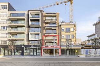 In het bruisende hart van Koksijde, pal in de iconische Zeelaan, bevindt zich dit uitzonderlijk handelspand en een ruim bovengelegen...