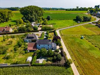 CHARMANTE GEZINSWONING, MIDDEN IN HET GROEN, COMBINEERT RUIMTE, RUST EN EEN UITSTEKENDE LIGGING IN HET LANDELIJKE ZWALM. DANKZIJ DE AANGENAME TUIN...