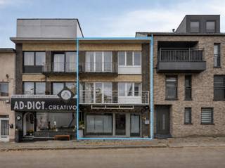 <p><span><strong>TE KOOP: Duplex-appartement (3slpks) met kantoorruimte of handelsruimte op topligging in Genk!</strong></span><br /><span>In de Hoefstadstraat te Genk bevindt zich dit veelzijdige pand met op de bovenverdieping een ruim duplex-appartement en op het gelijkvloers een handelsruimte of kantoorruimte voor vrije beroepen. Dankzij de praktische indeling, aparte toegangen en afzonderlijke voorzieningen biedt dit eigendom interessante mogelijkheden voor wie wonen en werken wil combineren, evenals voor investeerders die potentieel zien in verhuur.</span><br /><span>Op het gelijkvloers bevindt zich een polyvalente ruimte van ca. 110 m², die nog verder naar eigen wens kan worden afgewerkt en ingericht. De open structuur en zichtbare ligging maken deze ruimte geschikt voor diverse commerciële activiteiten of vrije beroepen. Het gelijkvloers biedt bovendien mogelijkheden naar alternatieve invulling, zoals wonen (onder voorbehoud van het bekomen van een omgevingsvergunning). Verder beschikt deze verdieping over twee toiletten en een ruime kelder, ideaal als opslagruimte.</span><br /><span>Het duplex-appartement (ca. 119 m²) strekt zich uit over de eerste en tweede verdieping. Op de eerste verdieping vindt u een lichtrijke leefruimte met open keuken en een badkamer en een terras. De tweede verdieping omvat drie volwaardige slaapkamers, wat dit appartement geschikt maakt voor gezinnen, koppels of een combinatie van wonen en thuiswerken. Ook op de tweede verdieping is er een terras aan de achterzijde.</span><br /><span>De buitenruimte is dus voorzien met een balkon aan de voorzijde en een ruim terras aan de achterzijde, wat bijdraagt aan het wooncomfort.</span><br /><span><strong>Ligging:</strong></span><br /><span>Gelegen in de Hoefstadstraat 6 te Genk, een zijstraat van de levendige Vennestraat, geniet dit pand van een uitstekende commerciële ligging. De Vennestraat staat bekend om haar dynamische mix van handelszaken, horeca en speciaalzaken, wat zorgt voor een constante passage en een aangename buurtbeleving. Op wandelafstand vindt u winkels, scholen, openbaar vervoer en diverse eet- en drinkgelegenheden. Dankzij de centrale ligging en goede bereikbaarheid is dit pand aantrekkelijk voor zowel eigen gebruik als investering. </span><br /><span><strong>Indeling:</strong></span><br />- <span>Boven: Duplex-appartement: woonkamer met open keuken, badkamer, 3 slaapkamers en terras</span><br />- <span>Gelijkvloers: Polyvalente ruimte, 2 toiletten en kelder</span><br /><span><strong>Troeven: </strong></span><br />- <span>Centrale ligging, zijstraat van de bruisende Vennestraat!</span><br />-<span> Twee volledig aparte entiteiten (handel + duplex-appartement)!</span><br />-<span> Aparte ingangen én aparte nutsmeters!</span><br />-<span> Ruime handelsoppervlakte (ca. 110 m²) met goede zichtbaarheid en passage!</span><br />-<span> Volledig onderkelderd!</span><br />-<span> Duplex-appartement met 3 volwaardige slaapkamers!</span><br />-<span> Energiezuinig!</span><br />-<span> Interessant als opbrengsteigendom met mooi verhuurpotentieel!</span><br /><span><strong>EPC C met certificaatnummer 20250331-0003566370-RES-1</strong></span><br /><span><strong>EPC C met certificaatnummer 20250331-0003566395-RES-1</strong></span><br /><span><strong>G-score: A</strong></span><br /><span><strong>P-score: A </strong></span><br /><span><strong>Stedenbouwkundige info: woongebied - bouwvergunning - geen voorkooprecht - geen verkavelingsvoorschriften - geen dagvaarding </strong></span><br /><span><strong>*Bron oppervlakte EPC</strong></span></p>