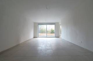 <strong>Op zoek naar een moderne, lichtrijke en energiezuinige woning?</strong><br />Deze nieuwbouwwoning, gelegen in een zeer kindvriendelijke wijk in Kortrijk, biedt alle hedendaags comfort en een aangename woonomgeving.<br /><br /><strong>✨ Troeven van de woning:</strong><br />✔ <strong>Energiezuinig:</strong> Zonnepanelen, warmtepomp, regenwater en EPC A<br />✔ <strong>Ruim en lichtrijk:</strong> Open leefruimte met zicht op de afgesloten tuin<br />✔ <strong>Gezinsvriendelijk:</strong> rustige, groene omgeving<br />✔ <strong>Instapklaar:</strong> De woning wordt nog volledig geschilderd<br /><br />🏡 Indeling:<br /><strong>Gelijkvloers:</strong> Inkomhal, gastentoilet, ruime leefruimte met open keuken en garage met wasplaats<br /><strong>Verdieping:</strong> Drie slaapkamers, berging en een badkamer met zowel bad als douche en een apart toilet<br /><strong>Buiten:</strong> Afgewerkte, afgesloten tuin<br /><br />💰 <strong>Huurprijs:</strong> €1.225 per maand<br /><strong>📅 Beschikbaar vanaf 1 december</strong><br />Vraag nu uw bezoek aan voor deze woning via MijnHuurprofiel. 
