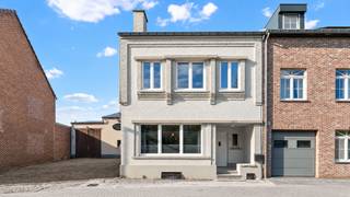 RIEMST - Woonhuis met studio, paardenstallen en loods<br /><br />KIJKDAG: WOENSDAG 30/9/2026 van 15u-17u (enkel op afspraak)<br /><br />In een rustige straat in Riemst bevindt zich deze halfopen bebouwing die werd ingedeeld in twee afzonderlijke wooneenheden, bestaande uit een studio op het gelijkvloers en een ruimere woning op de eerste en tweede verdieping. <br />Daarnaast beschikt het geheel over een ruime loods met paardenstallen, een zadelkamer, hooizolder en bijkomende bergruimte, aangevuld met een paddock.<br /><br />Op het gelijkvloers bevindt zich een afzonderlijke studio met een keuken, badkamer, leefruimte en een aansluitende slaapkamer. Deze ruimte biedt verschillende mogelijkheden en kan eventueel verhuurd worden. De studio dient wel gerenoveerd te worden en beschikt momenteel over een EPC-label F.<br /><br />De eigenlijke woning bevindt zich op de eerste en tweede verdieping en biedt een aangename en ruime woonomgeving. Op de eerste verdieping vinden we een ruime leefruimte met zithoek en eetplaats, een ruime keuken met aansluitende berging, een badkamer en een afzonderlijk toilet. De tweede verdieping omvat een kleinere kinderkamer en een grote slaapkamer met terras.<br />Dit gedeelte wordt momenteel verhuurd tot maart 2027.<br /><br />Een absolute troef van deze eigendom is de ruime loods, die rechtstreeks aansluit bij de woning. De loods beschikt over drie paardenstallen, een zadelkamer en heel wat bijkomende opbergruimte. Boven de loods bevindt zich een ruime hooizolder die rechtstreeks verbonden is met de eerste verdieping van het woonhuis. <br />Ook buiten biedt deze eigendom heel wat mogelijkheden. Er is voldoende parkeergelegenheid rondom de woning, en er is een paddock voor de paarden. Daarnaast bestaat er de mogelijkheid om een verderop gelegen weiland te huren.<br /><br />Verdere informatie of interesse in een bezoek? U kan ons steeds contacteren op 053/60 65 66!