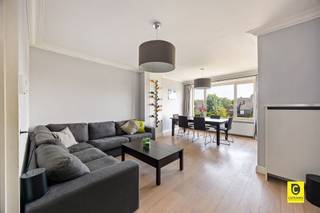 <p><span>Dit comfortabele appartement ligt op de tweede verdieping van een kleinschalig en goed onderhouden gebouw, te vinden in een rustige woonwijk. Het recent-gerenoveerde én geïsoleerde dak zorgen voor een prima EPC score. Het commercieel centrum van Wilrijk is op wandelafstand verwijderd en voor een verdere uitstap zijn snelwegen en invalswegen vlakbij. Wie liever de rust opzoekt zal ongetwijfeld baat hebben bij de omliggende parken. Kortom: een centraal gelegen appartement voor wie een kalme omgeving ook zeker welkom is.</span></p><p><span> </span></p><p><span>Binnenkomen doen we via een praktische inkomhal waar een handige ruimte is om jassen en schoenen op te bergen. Apart toilet is hier ook aanwezig.</span></p><p><span> </span></p><p><span>De woonkamer geniet van een fijne lichtinval met voldoende plaats voor een grote eettafel en een gezellig salon.</span></p><p><span> </span></p><p><span>Aangrenzend ligt de keuken, dewelke is uitgerust met gasvuur, oven en vaatwasser; de koelkast staat apart. De talrijke witte inbouwkasten maken deze uiterst functioneel, de groene accentmuur zorgt voor een frisse uitstraling.</span></p><p><span> </span></p><p><span>Het appartement beschikt over twee slaapkamers. De grootste van de twee is ruim en heeft genoeg plaats voor bed en kleerkast. De tweede slaapkamer wordt vandaag als vestiaire gebruikt, waarbij een muur werd aangekleed met ingemaakte kasten. Verder is hier nog een fijn balkon te vinden.</span></p><p><span> </span></p><p><span>De badkamer is praktisch en onderhoudsvriendelijk en omvat een ligbad met douche en dubbele lavabo met enkele kasten. Deze kamer werd net herschilderd, op termijn zou een opfrissing wellicht op zijn plaats zijn.</span></p><p><span> </span></p><p><span>Bovenop het appartement is er nog toegang tot een volledig afgewerkte 'zolder'ruimte die ook nog een mooie oppervlakte kent. Vandaag is hier al een aansluiting voor wasmachine en droogkast te vinden, alsook een warmtepomp die de ruimte verwarmt en koelt. Deze kamer kan perfect gebruikt worden als creatief atelier, bureauruimte of eventueel als derde slaapkamer. Aanvullend geeft deze kamer uit op het platte dak, dat eventueel de mogelijkheid biedt om aan te kleden als een gezellig dakterras.</span></p><p><span> </span></p><p><span>Ten slotte hoort er bij het appartement nog een ruime garagebox. Ook op de oprit ervoor kunnen nog twee auto's geparkeerd staan. De garage is aan te kopen voor € 25.000.</span></p><p><span> </span></p><p><span>Troeven</span></p><p><span> </span></p><ul><li><span>Rustige buurt, toch centraal gelegen</span></li><li><span>Kleinschalig gebouw, lage gemeenschappelijke kost (€50/M)</span></li><li><span>Geïsoleerd dak</span></li><li><span>Goed EPC</span></li><li><span>Handige polyvalente 'zolder'</span></li><li><span>Grote garagebox</span></li></ul>