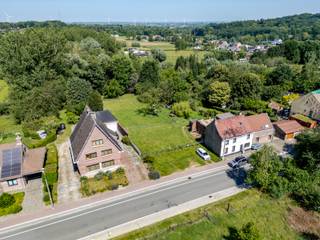 <p>Ce terrain à bâtir de 17a80ca à Beersel est idéal pour la construction d’une maison unifamiliale dans un environnement agréable et bien situé. Il se compose de deux parcelles, partiellement en zone d’habitat à caractère rural.</p><p>La situation est un atout majeur, à proximité des commerces, écoles, du Hallerbos et des grands axes routiers. Vous profitez ainsi d’un cadre verdoyant tout en restant facilement accessible.</p><p>Les prescriptions urbanistiques autorisent une construction de maximum deux niveaux avec toiture. Un recul de minimum 6 mètres est requis et une place de parking est obligatoire.</p><p>Une belle opportunité pour concrétiser votre projet immobilier. Contactez-nous pour plus d’informations.</p>