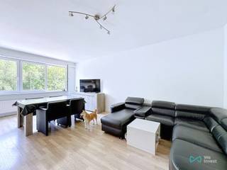 KRAAINEM - Located on the top floor of a small condominium, this beautiful 2-bedroom apartment of approx. 74 m² (according to the EPC) is ideally situated close to public transport and major roads. The property is laid out as follows: an entrance hall, a living area of approx. 37 m² with open-plan kitchen, a bathroom, a separate toilet, two bedrooms of approx. 8 and 12 m², as well as a northwest-facing balcony. Additional information: EPC: D - 377 kWh/(m²/year) - Electrical installation compliant. A great opportunity not to be missed! For more information or to arrange a viewing, contact WE INVEST OVERIJSE at +32 2 455 20 35 or by email at overijse@weinvest.be. This advertisement is non-contractual and subject to change. Measurements are provided for information purposes only.