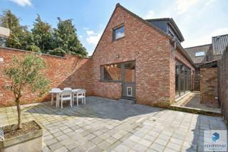 OEDELEM -  RICHTPRIJS - Rustig gelegen ruime woning met 3 slaapkamers, bijgebouw en tuin in het landelijke Oedelem.<br /><br />INDELING: Inkomhal met gastentoilet, De knusse living voorzien van eiken parket en houtcasse verleent via de gebogen deuropening doorgang naar de leefruimte. De leefruimte bevat veel lichtinval door de vele raampartijen en omvat een ingerichte open keuken met eetplaats en zithoek. Vanuit de leefruimte is er toegang tot het terras en de tuin.<br />Verder is er op het gelijkvloers een slaapkamer en een badkamer met ligbad, inloopdouche, dubbele wastafel en aansluiting voor wasmachine. Op de eerste verdieping bevinden er zich twee grote slaapkamers. Op de tweede verdieping is er een geïsoleerde zolder (70m²) met voorzieningen en aansluitingen voor een extra badkamer en twee exra slaapkamers. <br /><br />Buiten achteraan de woning is er een volledig omheinde tuin voorzien van een terras in blauwsteen en een groot losstaand bijgebouw met bergruimte. Naast de woning is er een overdekte houtopslagplaats.<br />Achterliggend is er een weide met schuilhok. <br /><br />Deze landelijk gelegen woning heeft nog wat afwerking nodig. De kleine weide is een troef en geschikt voor dierenliefhebbers, alsook voor wie op zoek is naar rust en privacy.<br /><br /><strong>ALGEMENE INFORMATIE:</strong><br />- EPC 119 kWh (UC3782548) LABEL B<br />- WOONOPPERVLAKTE:  191 m²<br />- GRONDOPPERVLAKTE: 1 365 m²<br />- ZONNEPANELEN EN THUISBATTERIJ<br /><br />RICHTPRIJS 399.000 EUR: Elk bod wordt voorgelegd aan de eigenaars, die al dan niet kunnen ingaan op dit aanbod.<br /><br />Contacteer PERSPECTIEF VASTGOED – 7 op 7 bereikbaar – voor meer informatie of een bezoek.<br />Bel 050/550.750 of mail naar info@perspectiefvastgoed.be.