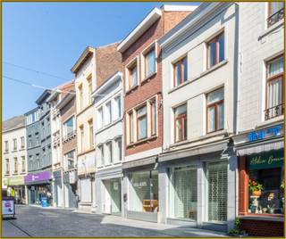 Een geheel van 2 gebouwen bestaande uit: <br />Een ruim handelsgelijkvloers (ca. 260m²) met aanhorigheden; <br /><br />Een ruim, gezellig appartement met oa. een ruime living - eetkamer, ingerichte keuken,<br />3 slaapkamers (elk met mezzanine-verdieping), badkamer, douchekamer, groot terras (38.00m²) + studio-achterhuis (kamer met douche en wasplaats met toilet)<br /><br />Buitenschrijnwerk hout + pvc dubbel glas - Centrale verwarming op aardgas <br />EPC: in opmaak kWh/m² <br />kadastraal inkomen: te bepalen<br />Stedenbouwkundige inlichtingen aanwezig op kantoor.