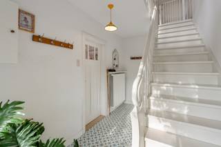 <br />Zoekt u een instapklare basis met veel ruimte, een prachtige tuin en de mogelijkheid om thuis te werken? In de rustige Kerkhofstraat op nummer 71 vindt u deze verrassend ruime open bebouwing 🔑. Sinds 2019 is de woning reeds deels gerenoveerd, wat resulteert in een eigentijds comfort gecombineerd met een uitstekende ligging 🌿.<br /><br />Troeven van de woning:<br />Perceeloppervlakte van 10a 33ca: Een heerlijk grote, groene tuin 🌳 met volop privacy, ideaal voor spelende kinderen of om te genieten van een zonnige namiddag ☀️.<br />Deels gerenoveerd (sinds 2019): Belangrijke vernieuwingen zijn al uitgevoerd 🔨, waardoor u meteen comfortabel kunt intrekken.<br />3 volwaardige slaapkamers + bureau 🪑: Een aparte bureauruimte biedt de ideale plek voor thuiswerk of een rustige hobbykamer 💻.<br />2 badkamers 🛁: Geen ochtendfiles meer dankzij het gemak van twee uitgeruste sanitaire ruimtes.<br />Topligging 📍: Gelegen in een rustige straat, maar op een boogscheut van scholen, winkels, openbaar vervoer en belangrijke invalswegen (N74/E314) 🚗.<br /><br />Indeling en mogelijkheden:<br />Bij het binnentreden wordt u verwelkomd in een lichtrijke inkomhal die toegang biedt tot de gezellige leefruimte. De grote raampartijen zorgen voor een aangename natuurlijke lichtinval. De keuken sluit naadloos aan op de woonkamer.<br /><br />Met drie ruime slaapkamers en een apart bureau beschikt dit pand over meer dan genoeg flexibiliteit voor een opgroeiend gezin 👨👩👧👦. Buiten geniet u van het riante perceel van ruim 10 are met tal van mogelijkheden voor tuinliefhebbers of een ruim terras.<br /><br />Toekomstgericht wonen:<br />De woning beschikt momenteel over een F-label, wat betekent dat er een renovatieverplichting geldt. Een mooie kans om met enkele gerichte energetische aanpassingen de woning naar eigen smaak verder te verduurzamen en uw energiefactuur nog extra te drukken 💡.<br /><br />Interesse? 📞<br />Laat deze fantastische kans met enorm veel potentieel in Houthalen-Helchteren niet aan u voorbijgaan! Neem vandaag nog contact met ons op voor meer informatie of een bezoek ter plaatse 📅.