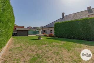 <strong>ERPE- Centraal gelegen halfopen woning met tuin </strong><br />BEZOEKDAG VRIJDAG 25/09 VAN 14U TOT 19U (enkel op afspraak!)<br /><br />Op zoek naar een instapklare woning met een praktische indeling, een aangename tuin én de mogelijkheid om volledig gelijkvloers te wonen? Dan is deze halfopen bebouwing in Erpe beslist het ontdekken waard.<br /><br />Deze woning werd gebouwd in 2001 en is gelegen op een mooi perceel van 4a85ca. Dankzij het relatief recente bouwjaar geniet u hier van een woning met een hedendaags en comfortabel karakter, gecombineerd met een bijzonder praktische indeling.<br /><br />Bij het binnenkomen verwelkomt de centrale inkomhal u met een gastentoilet en traphal. Vanuit de inkomhal is er meteen toegang tot de ruime woonkamer met eetplaats. Aansluitend bevindt zich de keuken, die dankzij de verschillende raampartijen en de rechtstreekse deur een aangename verbinding maakt met het terras en de tuin. Zo worden binnen- en buitenleven op een natuurlijke manier met elkaar verbonden.<br /><br />Een absolute troef is de volwaardige leef- en slaapmogelijkheid op het gelijkvloers. Naast de badkamer, uitgerust met douche, ligbad en lavabo, vinden we beneden eveneens een toilet en een slaapkamer/polyvalente ruimte. Hierdoor leent de woning zich uitstekend tot levenslang wonen of het bewonen als bungalow, waarbij alle essentiële vertrekken zich op het gelijkvloers bevinden.<br /><br />Verder beschikt het gelijkvloers over een ruime garage met geïntegreerde berging/wasplaats, wat zorgt voor heel wat praktische bergruimte.<br /><br />Op de eerste verdieping bevinden zich momenteel twee ruime slaapkamers. Daarnaast is er nog een afzonderlijke ruimte die momenteel als berging wordt gebruikt. Deze ruimte biedt de mogelijkheid om mits de nodige aanpassingen perfect ingericht te worden als vierde slaapkamer, bureau of hobbyruimte.<br /><br />Ook buiten heeft deze woning heel wat te bieden. De omheinde tuin beschikt over een terras en een praktische tuinberging en vormt een aangename plek om in alle rust van het buitenleven te genieten. Voor de woning is er bovendien voldoende parkeergelegenheid, zowel op de oprit voor de garage als naast de woning.<br /><br />Extra troeven zijn het EPC-label B, de woning is voorzien van een alarminstallatie, regenwaterput van 3000L, rolluiken, de omheinde tuin met praktische tuinberging en het recente bouwjaar 2001.<br /><br />Een woning met ruimte, comfort en mogelijkheden. Interesse? Contacteer ons voor meer informatie of maak een afspraak voor een bezoek via 053/60.65.60.