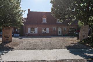 KONTICH - Mechelsesteenweg: Handelspand op zichtbare locatie van 690m² op 1.374m² grond, met eigen parking en ruim terras...