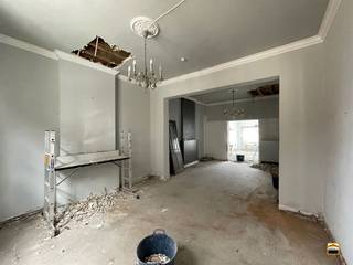 <p><span>Karaktervolle woning met stadstuin op toplocatie nabij het vernieuwde Stroopplein</span></p><p><span>Bent u op zoek naar een woning die u volledig naar uw eigen smaak kunt afwerken? Dan biedt <br />deze karaktervolle gezinswoning een unieke kans. Gelegen op een uitstekende locatie, vlak bij <br />het volledig vernieuwde Stroopplein en aan de rand van de prachtige Haspengouwse natuur, <br />combineert deze woning een centrale ligging met een groene, rustige omgeving. </span></p><p><span>De woning werd reeds klaargemaakt voor renovatie, waardoor u meteen aan de slag kunt om uw <br />droomwoning te realiseren. Dankzij de authentieke uitstraling en de ruime indeling vormt dit de <br />ideale basis voor een eigentijdse gezinswoning met behoud van haar karakter. </span></p><p><span>Op de verdieping bevinden zich drie volwaardige slaapkamers. Bovendien biedt de ruime zolder<br />nog tal van mogelijkheden om extra slaapkamers, een hobbyruimte of een thuisbureau te creëren. </span></p><p><span>Verder beschikt de woning over een ruime inpandige garage met sectionaalpoort en een gezellige <br />stadstuin waar u in alle rust kunt genieten. Voor de woning zijn twee private parkeerplaatsen <br />voorzien, terwijl er in de onmiddellijke omgeving bovendien voldoende openbare parkeergelegenheid <br />beschikbaar is. </span></p><p><span>Ook op technisch vlak werden reeds belangrijke troeven voorzien. Zo is de elektrische installatie <br />conform het AREI, is de woning asbestveilig, beschikt ze over centrale verwarming op aardgas en <br />dubbele beglazing in houten schrijnwerk. </span></p><p><span>Kortom, een woning boordevol potentieel op een uitstekende ligging, waar u met een eigen afwerking <br />een warme en eigentijdse thuis kunt creëren. </span></p><p><span>Wenst U meer informatie over deze woning of een bezichtiging? <br />Contacteer ons via 012 26 22 05 of info@hetimmohuis.be</span><span>.</span></p>