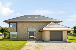 TE KOOP: Ruime en energiezuinige villa met zwemvijver in Sint-Eloois-Winkel!<br /><br />Deze instapklare en uitstekend onderhouden woning is gelegen in Sint-Eloois-Winkel, op een centrale locatie met vlotte bereikbaarheid en nabij alle voorzieningen.<br /><br />De woning, gebouwd in 2011, bevindt zich op een ruim perceel van 1.688 m² en beschikt over een bewoonbare oppervlakte van ca. 393 m². Dankzij de doordachte indeling, kwalitatieve afwerking en talrijke troeven biedt deze eigendom alle comfort voor wie op zoek is naar ruim en aangenaam wonen.<br /><br />INDELING:<br />Op het gelijkvloers bevinden zich een ruime leefruimte (met bar), volledig uitgeruste leefkeuken van 26 m², bureauruimte, praktische was-/bergruimte met douche en garage met sectionale poort. Op de verdieping zijn er vier slaapkamers en een badkamer aanwezig (vrijstaand ligbad en inloopdouche). Daarnaast beschikt de woning over een ruime zolder van ca. 50 m², die reeds is ingericht als vijfde slaapkamer.<br /><br />Buiten geniet u van een prachtig aangelegde (2014) zuidgerichte tuin van ca. 800 m² met ruim terras van 60 m², verwarmde zwemvijver met warmtepomp, overdekte buitenbar en tuinberging — ideaal voor ontspanning en gezellige momenten met familie en vrienden.<br /><br />Deze eigendom is ideaal voor gezinnen of wie op zoek is naar een ruime, energiezuinige woning met hoogwaardige afwerking en uitstekende buitenbeleving.<br /><br />Wat maakt deze eigendom uniek?<br />♦ bewoonbare oppervlakte van ca. 393 m²<br />♦ ruim perceel van 1.688 m²<br />♦ vijf volwaardige slaapkamers<br />♦ bureauruimte ideaal voor thuiswerk<br />♦ zuidgerichte tuin met verwarmde zwemvijver<br />♦ ruim terras en overdekte buitenbar<br />♦ vloerverwarming en dubbele beglazing<br />♦ energiezuinige woning (zonnepanelen)<br />♦ achteraan het perceel mag nog een bijgebouw geplaatst worden (wachtbuizen liggen klaar)<br />♦ regenwater aangesloten (2 x 10.000 liter)<br /><br />Interesse in deze ruime gezinswoning met tal van troeven?<br />Contacteer ons vandaag nog: charlotte@immobeguin.be