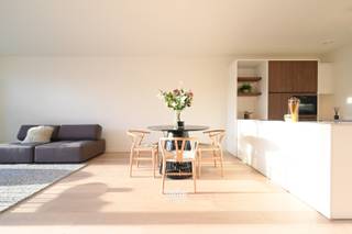 Deze schakelwoning van 192m² heeft op het gelijkvloers een inkomhal met gastentoilet en berging uitkomende in de woonkamer met open keuken. Via de grote schuiframen kom je op het zuidgerichte zonneterras van 17 m² met aansluitend de tuin. Op de eerste verdieping zijn er 2 slaapkamers waarvan één mastersuite met inloopkasten en en-suite badkamer. Op de tweede verdieping vind je nog eens 2  slaapkamers, een badkamer met inloopdouche en dubbele lavabo, een bureauruimte en het tweede zonneterras van 12.5 m² met zicht op de tuin. Achteraan de privatieve tuin bevindt zich een afgesloten, gemeenschappelijke tuin waar de kinderen veilig kunnen spelen.<br /><br />De woning is gelegen aan de rand van Zwijnaarde in een kleinschalig project van zeven gezinswoningen. Ze voldoet aan de strengste energienormen met een E-peil van max E20. Standaard is de woning uitgerust met PV-panelen, balansventilatie en een individuele warmtepomp met vloerverwarming.<br /><br />In de ondergrondse verdieping van het naastliggende appartementencomplex is er een bijhorende parkeerplaats met laadinfrastructuur (€ 25.000).<br /><br />Met de fiets en via de nabijgelegen bus- en tramhalte ben je snel in het centrum van Gent. Ook scholen, winkels en diensten zijn er nabij. De toegang tot de R4, E40 en E17 ligt op minder dan vijf minuten rijden. <br /><br />Benieuwd naar de nieuwbouwwoningen Rhodon? Maak je persoonlijke, vrijblijvende afspraak.