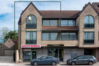 Dit ruime tweeslaapkamer appartement bevindt zich op de 2de verdieping van Res. Jean I in het centrum van Knesselare.Op wandelafstand vind je alles...