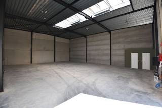 Goed gelegen nieuwbouw KMO-unit met een oppervlakte van 267m² (14,44m breed x 18,52m diep) op bedrijventerrein Kunstdal te Eeklo.De loods heeft een...