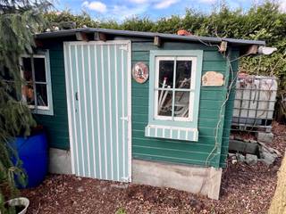 <p>#Maison de vacances verte et agricole sur un terrain de 1183 m² avec beaucoup de sentiment d'île, entourée de prairies ouvertes où les chevaux paissent paisiblement.</p><p>Parfois, c'est tout ce qu'il faut pour devenir complètement 100 % et trouver la paix et la tranquillité. La propriété est entièrement clôturée et équipée d'un grand portail. En vous dirigeant vers le bâtiment, vous remarquerez plusieurs coins agréables le long des côtés pour vous détendre et atteindre un niveau complètement différent. Fini l'agitation terrestre, les nombreux rendez-vous, le stress et bien d'autres choses encore. Ici, vous n'entendrez que les animaux et les bruits de la nature. Le bâtiment basique et meublé est un véritable plus et une valeur ajoutée. On y trouve tout ce dont on a vraiment besoin, mais rien de plus. Dans le hall d'entrée, il y a beaucoup de vitres pour profiter au mieux de l'environnement depuis la chaise longue ou la table, ce qui est également possible dans le salon, mais alors près du chaleureux poêle à bois ou dans un autre coin confortable. Pour se laver et faire pipi, ainsi que pour cuisiner, il y a une cuisine simple avec un coin repas. La chambre à coucher est équipée de plusieurs lits. À l'arrière, il y a des toilettes séparées et une pièce de rangement où se trouve le générateur d'électricité. Il y a un captage d'eau et des panneaux solaires, et il est possible de raccorder l'électricité au réseau. </p><p>À l'extérieur, il y a un étang, mais il est actuellement à sec. L'atmosphère est déjà là, il suffit maintenant de le remplir d'eau et le plaisir peut commencer :)</p><p>Le plan d'urbanisme est en cours de demande. les plans se trouvent sur notre site web Vg, Ag, Gvkr, Gvv, Gmo, P-score : A, G-score : A. <br />Officiellement autorisé comme bergerie et aucune domiciliation ou habitation permanente n'est possible. Également connu sous le nom cadastral de Neerstraat 22 +</p><p>Toutes les informations sont toujours sous réserve d'erreurs matérielles et/ou de modifications. Les surfaces mentionnées sont purement indicatives.<br />Il ne s'agit pas d'une offre, mais d'une proposition de négociation.</p>