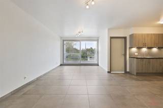 Bent u op zoek naar een stijlvol en instapklaar appartement in het bruisende centrum van Evergem? Dit recent gebouwd en energiezuinig...