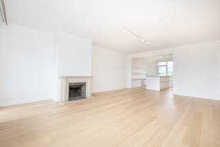 <p>ELSENE, Square du Vieux Tilleul, prachtig appartement van ± 92 m², volledig gerenoveerd in 2026! Prachtig uitzicht (8e verdieping van 9). Direct beschikbaar. Conciërge, gepantserde deur en fietsenstalling. EPB: C. Revenu cadatsral : 1.822€</p>
<p><b>Appartement oorspronkelijk met 2 slaapkamers van 92 m² - Renovatie 2026!</b></p>
<p><u>Kelder</u>: Kelder & parkeerplaats</p>
<p><u>8e verdieping</u>:</p>
<ul>
<li>Betegelde inkomhal</li>
<li>Woonkamer ± 35 m² met parket</li>
<li>Volledig ingerichte keuken</li>
<li>Kantoor ± 6 m²</li>
<li>Badkamer – WC – en doucheruimte</li>
<li>Terras ± 7 m²</li>
</ul>