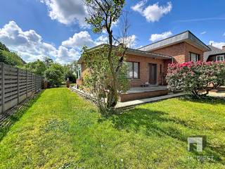 <p><span>Deze gezinswoning op 8,6are en zuidgerichte tuin heeft volgende troeven:</span></p><p><span> </span></p><p><span>Ligging &amp; omgeving</span></p><p><span>+ Residentiële ligging</span></p><p><span>+ Dicht bij centrum/scholen/winkels/)</span></p><p><span>+ Zuid gerichte tuin</span></p><p><span>+</span></p><p><span></span></p><p><span>Bouwtechnisch &amp; indeling</span></p><p><span>+ Stevig en degelijk gebouwd</span></p><p><span>+ Droge benedenverdieping (= garage + berging)</span></p><p><span>+ Leefruimte met veel licht</span></p><p><span>+ Veranda met zicht op tuin</span></p><p><span>+ Inpandige garage</span></p><p><span>+ Extra bureau ruimte tussen leefruimte en keuken</span></p><p><span>+ Twee ruime slaapkamers</span></p><p><span>+ Badkamer met douchecabine</span></p><p><span>+</span></p><p><span> </span></p><p><span>Comfort</span></p><p><span>+ Airco aanwezig</span></p><p><span>+ Veranda (verwarmd) met zicht op tuin</span></p><p><span>+</span></p><p><span></span></p><p><span>Bijzonderheden</span></p><p><span>+ Ligging, Ligging &amp; Ligging</span></p><p><span> </span></p><p><span>Wil je graag komen kijken, bel dan naar Immo Diest op 013/31.25.22</span></p>