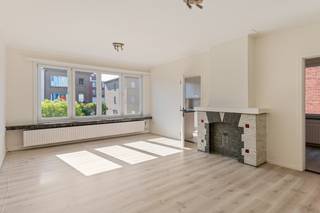 Gelegen in een aangename en rustige woonwijk in Merksem, biedt dit appartement een ideale combinatie van een vlotte bereikbaarheid en een comfortabele woonomgeving. In de directe omgeving vindt u winkels, scholen, openbaar vervoer en belangrijke invalswegen, waardoor u geniet van alle dagelijkse voorzieningen binnen handbereik. Bovendien zorgen de nabijgelegen groene zones en recreatiemogelijkheden voor een aangename balans tussen stad en ontspanning.<br /><br />Bij het betreden van het appartement komt u terecht in de inkomhal, die toegang biedt tot de verschillende ruimtes. Vooraan bevindt zich de lichtrijke leefruimte. Aansluitend vindt u de verzorgde keuken, uitgerust met een keramische kookplaat, oven, dampkap, spoelbak en aansluiting voor een wasmachine.<br />Verder beschikt het appartement over 3 volwaardige slaapkamers (16, 12 en 8 m²). De badkamer is praktisch ingericht met een ligbad met douchefunctie, lavabo en toilet. Vanuit één de grootste slaapkamer heeft u toegang tot het gezellige terras.<br /><br />Als extra troef beschikt het appartement over een privatieve garage met automatische sectionale poort. De garage meet ongeveer 4,90 x 3,20 meter en is verplicht aan te kopen voor € 25.000,00.<br /><br />Dit pand kan onderhevig zijn aan de Vlaamse renovatieverplichting voor residentiële gebouwen. Voor meer informatie verwijzen wij u door naar volgende website: https://www.vlaanderen.be/een-woning-kopen/renovatieverplichting-voor-residentiele-gebouwen<br /><br />Pluspunten:<br />+ 3 slaapkamers<br />+ Rustige ligging<br />+ Terras aanwezig<br />+ Parking aanwezig<br />+ Instapklaar<br />+ Geen vaste kosten<br /><br />Voor meer informatie of een afspraak ter plaatse, aarzel niet ons te contacteren. Wij zijn bereikbaar via het nummer 03 337 50 70 of info@vbvastgoed.be.
