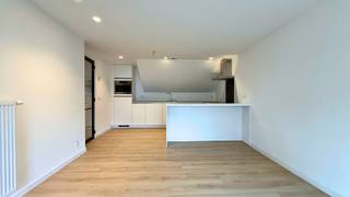 Te koop: gerenoveerd energiezuinig gelijkvloers appartement<br /><br />Adres: Talderstraat 24/1, 3630 Maasmechelen<br /><br />Dit gerenoveerde en energiezuinige appartement is gelegen op het gelijkvloers op een centrale locatie in Maasmechelen. Dankzij de gunstige ligging geniet u van een vlotte verbinding naar de Rijksweg en de E314. Ook scholen en winkels bevinden zich op korte afstand.<br /><br />Indeling:<br /><br />Bij het betreden van het appartement komt u terecht in de inkomhal met aansluitend een apart toilet. Aan de rechterzijde bevindt zich de badkamer, uitgerust met een inloopdouche en lavabo.<br /><br />Recht voor u bevindt zich een stijlvolle stalen deur die toegang geeft tot de moderne keuken en de open leefruimte. Aansluitend aan de leefruimte bevindt zich een extra kamer die naar eigen behoefte kan worden ingericht als praktische berging of bureauruimte. Vanuit deze ruimte heeft u toegang tot het terras aan de voorzijde van het appartement.<br /><br />Vanuit de inkomhal leidt een trap naar het lager gelegen gedeelte. Hier bevindt zich een hal die toegang geeft tot een technische ruimte, een slaapkamer en een extra opbergruimte.<br /><br />Buiten beschikt het appartement over een private autostaanplaats. Daarnaast is er een afzonderlijke kelderberging aanwezig, ideaal voor het opbergen van extra spullen.<br /><br />Het appartement beschikt over een EPC-label B en de elektriciteit is conform.<br /><br />Vraagprijs: € 219.000,00<br /><br />Bent u geïnteresseerd in dit instapklare appartement? Contacteer ons voor meer informatie of om een bezichtiging in te plannen.