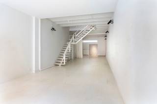 <p><strong>Unieke kantoorruimte op toplocatie! </strong><br /><br />Bent u op zoek naar een veelzijdige commerciële ruimte in het hart van Antwerpen? Dan is deze unieke handelsruimte in de Luikstraat precies wat u zoekt!</p>
<p>Met een totale oppervlakte van 283 m², verdeeld over drie verdiepingen, biedt dit pand een uitzonderlijke combinatie van functionaliteit, flexibiliteit en zichtbaarheid. <br />Elke verdieping heeft zijn eigen karakter, waardoor u verschillende functies perfect kunt combineren, denk aan een showroom, kantoorruimte, atelier, opslag of een stijlvolle winkelruimte.<br /><br />De gelijkvloerse verdieping is ideaal als winkelruimte of onthaal, met grote raampartijen die zorgen voor een uitnodigende uitstraling en veel natuurlijke lichtinval. De eerste verdieping leent zich perfect voor kantoor-, vergader- of presentatieruimte, terwijl de tweede verdieping uitermate geschikt is voor creatieve invulling, stockage of extra werkplekken.<br /><br />De ligging is bovendien uitstekend bereikbaar met zowel de wagen als met het openbaar vervoer en bevindt zich op wandelafstand van winkels, horeca en andere handelszaken.<br /><br />Huurprijs: 3.250,00 EUR <br />Beschikbaarheid: Onmiddelijk<br /><br />Neem vandaag nog contact op met LISTED voor meer informatie of een bezichtiging: +32 3 283 51 51</p>